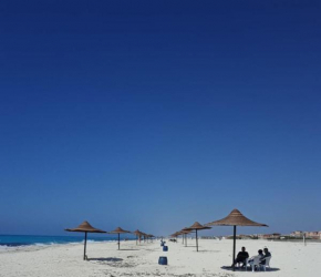 للأسر فقط شاليه ب قرية هليوبيتش خطوات من البحر بحديقه خاصه وروف الكيلو خمسين الساحل الشمالى شاطىء رملى ممهد جميع الخدمات يالقريه